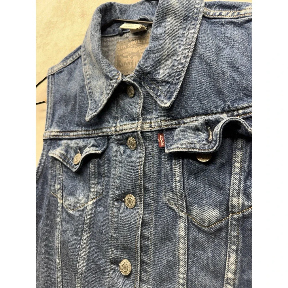 LEVIS Vest Womens Small Denim Trucker Blue Medium Wash Jean Biker Full Button